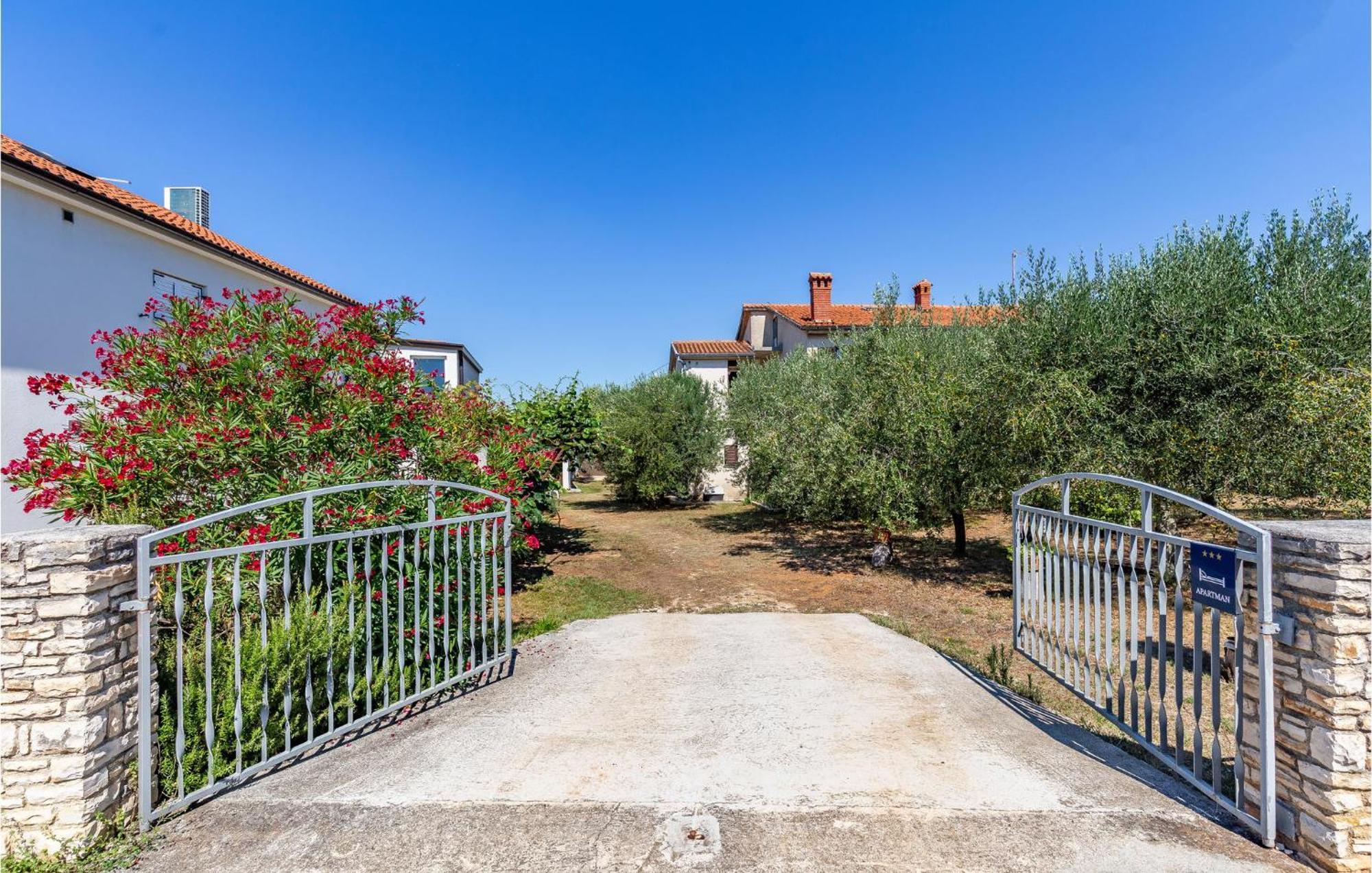 Awesome Apartment In Medulin With Kitchen Exterior photo